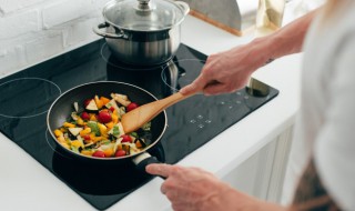 青椒火腿炒玉米（青椒火腿炒玉米的做法）