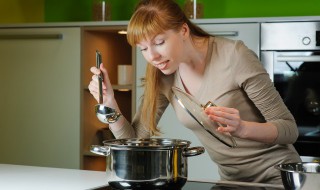 花生红枣煲鸡爪怎么做 花生红枣煲鸡爪怎么做的