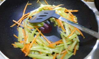 莴笋蛋丝炒豆皮怎么做（莴笋炒豆皮的做法）