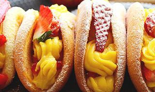 韩式草莓抱抱卷的做法 最简单的草莓抱抱奶怎么做