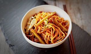 家常焖面怎么做（家常焖面怎么做才好吃）