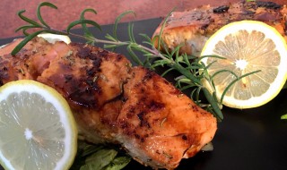 迷迭香烤三文鱼怎么做 迷迭香烤三文鱼怎么做才好吃