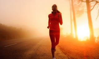 跑步时为什么要穿压缩衣(跑步要穿压缩衣吗)