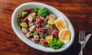 杏仁芹菜鸡肉沙拉怎么做(杏仁芹菜鸡肉沙拉怎么做视频)