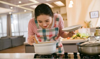 红酒洋李干焖鸡怎么做 红酒洋李干焖鸡怎么做才好吃