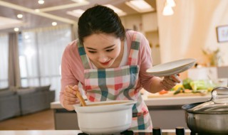 白萝卜排骨鱿鱼煲怎么做(白萝卜排骨鱿鱼煲怎么做好吃)