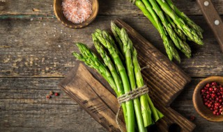 芦笋炸虾炒饭怎么做 芦笋虾仁炒饭窍门