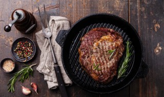 铁板黑椒牛扒怎么做（铁板黑椒牛扒怎么做才好吃）