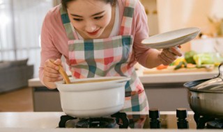 美味鲫鱼汤怎么做（鲜美的鲫鱼汤怎么做）