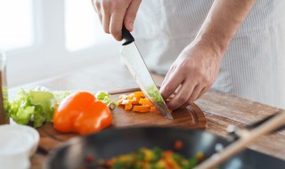 五彩椒炒蘑菇怎么做 五彩椒炒蘑菇怎么做的