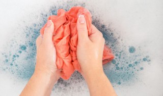 暖宝宝粉末弄脏衣服了怎么办（暖宝宝的粉末怎么清洗）