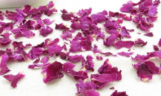 阿胶糕用的玫瑰花瓣是干的吗（阿胶糕用的玫瑰花瓣是干的吗还是鲜的）