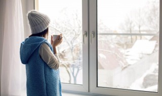 冬天窗户冒凉气感觉有风 冬天窗户冒凉气感觉有风怎么办