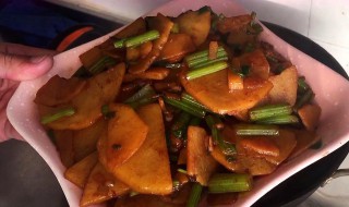 土豆片炒芹菜木耳的做法 土豆片炒芹菜木耳的做法窍门