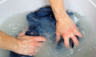 清洗发霉衣服污渍小妙招（衣服发霉有污渍怎么才能洗掉）