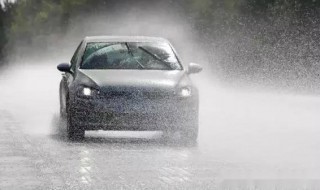 雨天安全行车的注意事项是什么（雨天安全行车的注意事项是什么科目四）