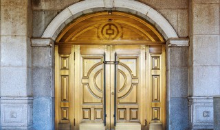 家里大门挂什么辟邪（家里大门挂什么辟邪招财）