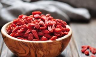 枸杞和菊花一起泡水喝有什么功效(枸杞子菊花泡水喝的功效)