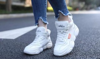 小熊鞋配什么裤子和上衣好看（小熊鞋子搭配什么衣服好）