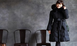 黑色羽绒服搭配红颜色毛衣(黑色羽绒服搭配红颜色毛衣好看吗)