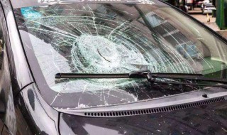 更换挡风破璃难吗?（风挡裂了不换有影响吗）