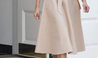 冬季杏色半身裙怎么搭配（冬季杏色半身裙怎么搭配上衣）