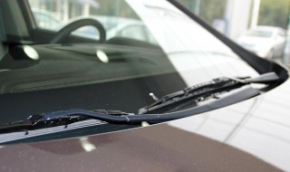 汽车前雨水刮怎样开才喷水?（汽车后雨刮喷水怎样开）