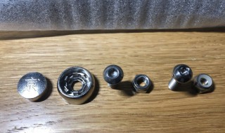 摩托车牌螺丝盖怎么拆(摩托车牌螺丝盖怎么拆卸)