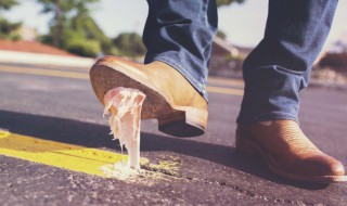 鞋底粘上口香糖变干变黑怎么办 鞋底粘上口香糖变干变黑怎么办小妙招