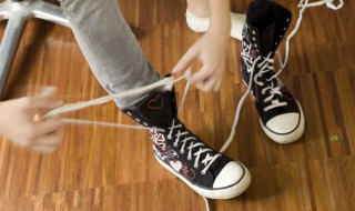 白鞋带上为什么有黑印 白鞋带上为什么有黑印迹