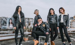 皮衣硬了怎么回软（皮衣硬了怎么回软呢）