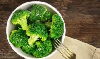 西兰花炒虾仁的做法（虾仁炒芹菜的做法）