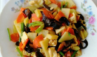 土豆胡萝卜木耳炒豆腐的做法