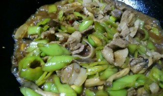 鲜蘑菇炒辣椒做法?（鲜蘑菇炒辣椒做法窍门）