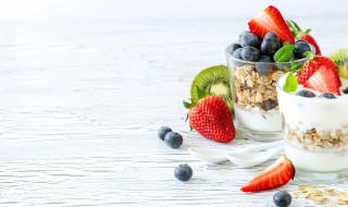 怎样做简易的草莓酸奶（怎样做简易的草莓酸奶饮品）