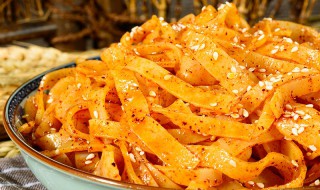 红油面皮的做法（红油面皮的做法大全）