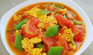 尖椒炒西红柿鸡蛋的家常做法?（尖椒炒西红柿鸡蛋的家常做法大全）