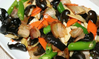 木耳炒腊肉的做法(木耳炒腊肉怎么做才好吃)