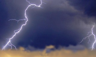 雷电产生的原因（闪电产生的原理）