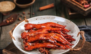 卖熟食的鸡爪是怎么做的（熟食店卖的鸡爪怎么做的）