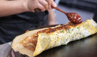 煎五花肉卷饼制作方法（煎五花肉卷生菜）