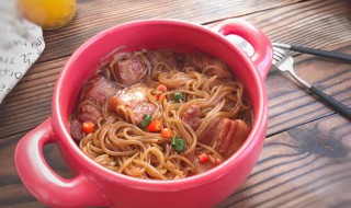 五花肉炖粉条怎么做（五花肉炖粉条怎么做视频窍门）