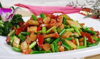 蒜苗炒肥肠怎么做（蒜苗炒肥肠做法）