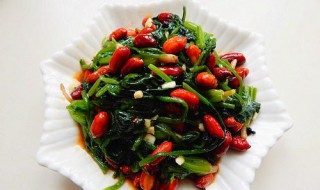 菠菜凉拌不变色的方法 菠菜凉拌不变色的方法窍门
