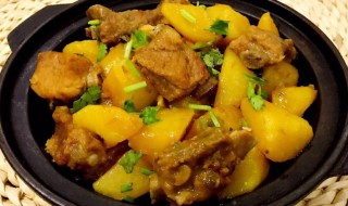 鲍鱼排骨炖土豆怎么做 鲍鱼排骨炖土豆怎么做好吃