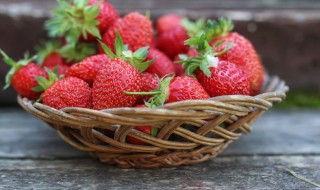 草莓冰糖葫芦简单制作方法（网红草莓冰糖葫芦做法）