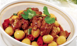 排骨煮鹌鹑蛋怎么做