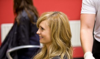 焗头发和染头发的区别（焗头发和染头发有什么区别）