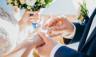 订婚定金和彩礼钱区别（订婚给了八万八结婚还要给吗）