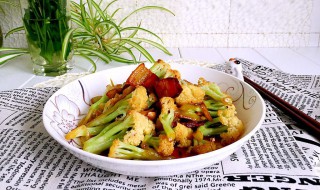 菜花炒腊肉（辣白菜炒五花肉）